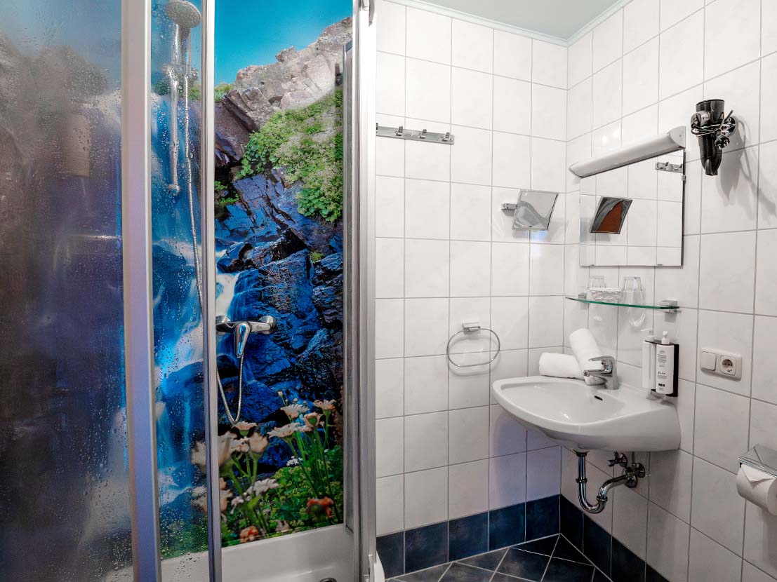 michaela eder zimmer bad wasserfall